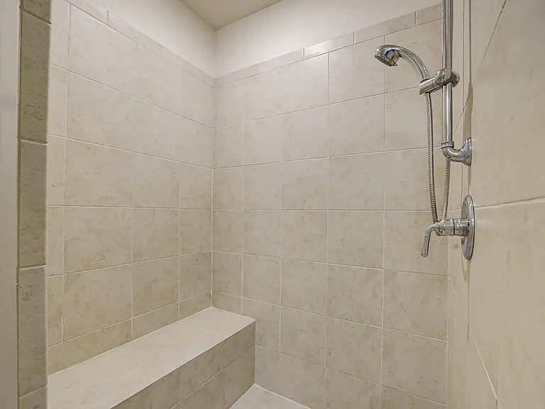 Holly Crest Apartments — Photo 31