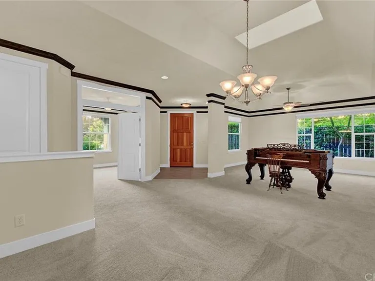 1928 Wisteria Ln — Photo 5