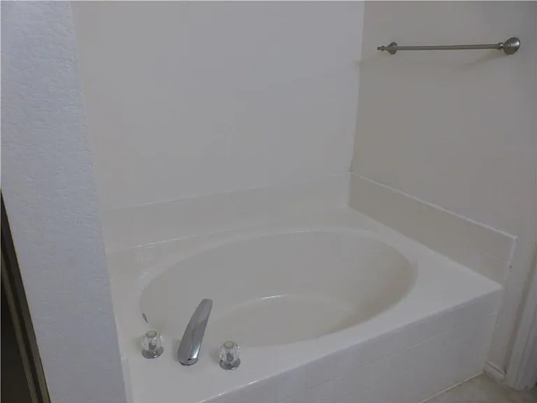 1572 Crown View Dr — Photo 3