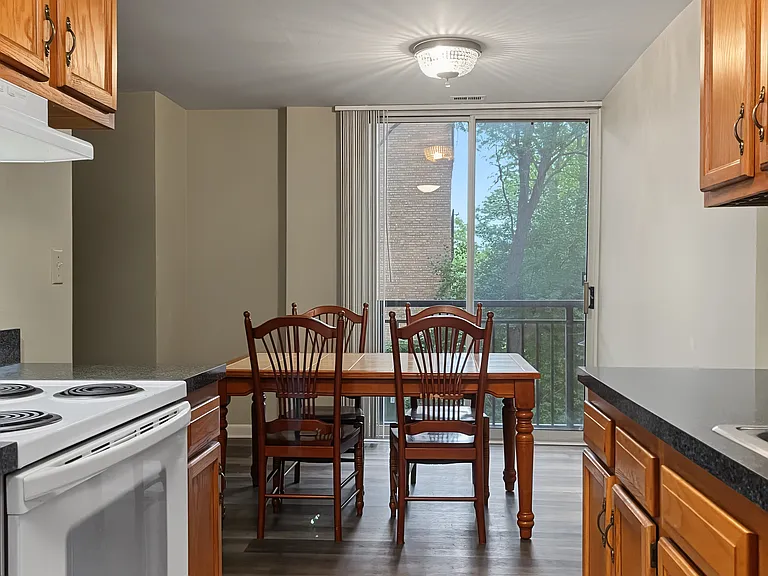 1833 Four Lakes Ave #2M — Photo 4