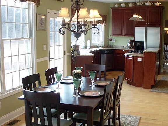 Large Eat-in Kitchen