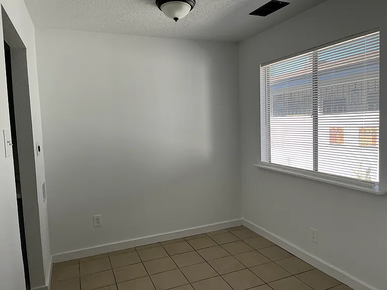 Renovated, Large UNM Area 2 Bed Apt w/ Washer / Dryer and Private Yard — Photo 12