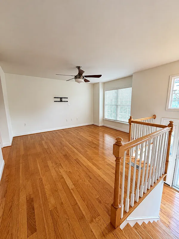 3 bed, 3.5 bath, 2400 sqft, $3,100 — Photo 3