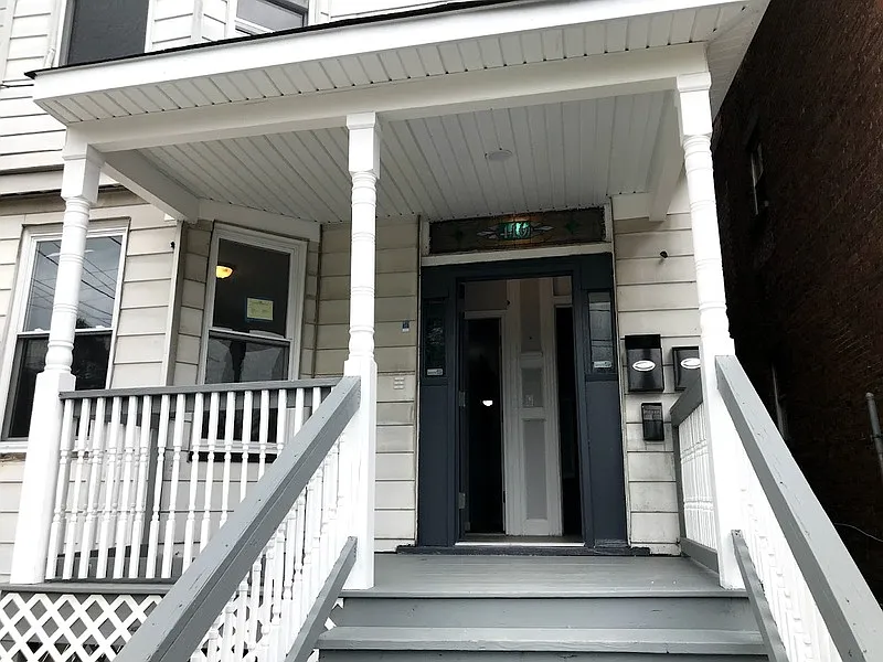 3 bed, 1.0 bath, 1250 sqft, $2,200 — Photo 1