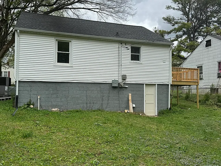 1210 Daniel St — Photo 2