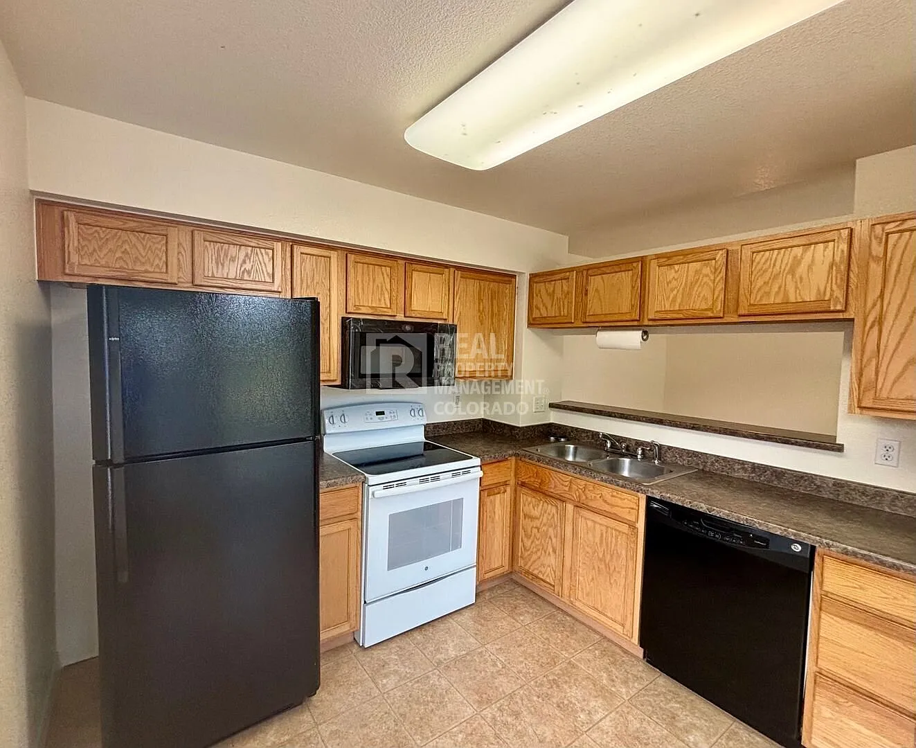 Spacious 2-Bedroom Home with Garage, Fireplace & Patio — Photo 4