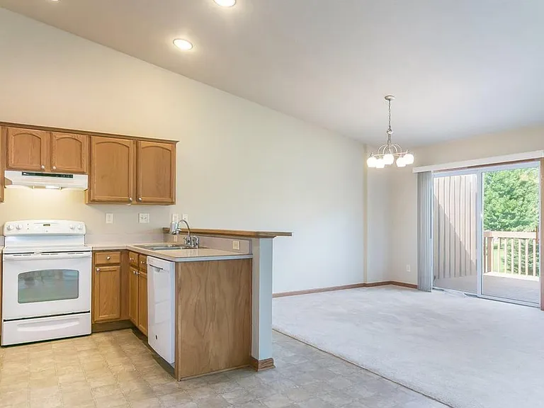 1087 N Pine St — Photo 13