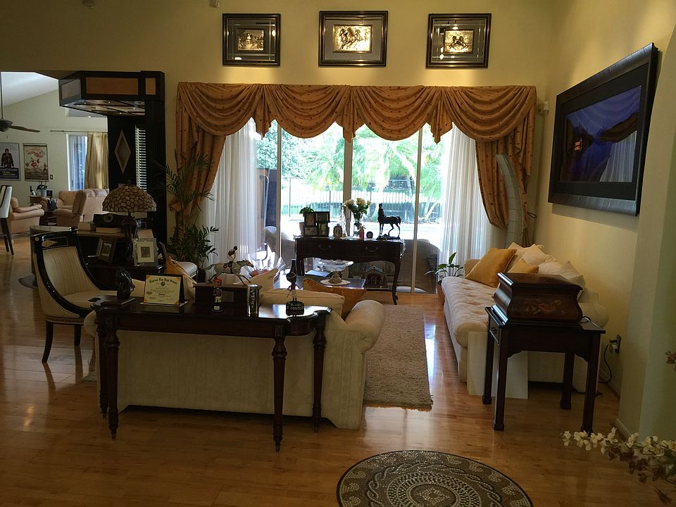 2nd image of 470 Alexandra Cir