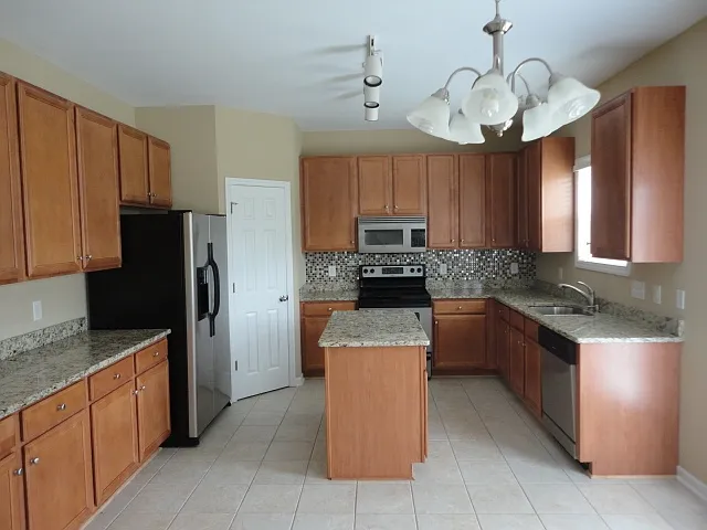 210 Goldfinch Ct — Photo 2