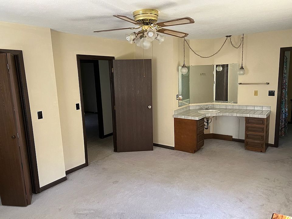 1st image of 164 N Hills Dr