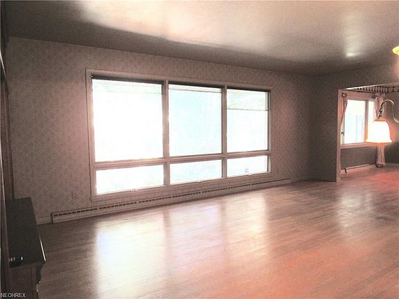 5th image of 470 Parkside Dr