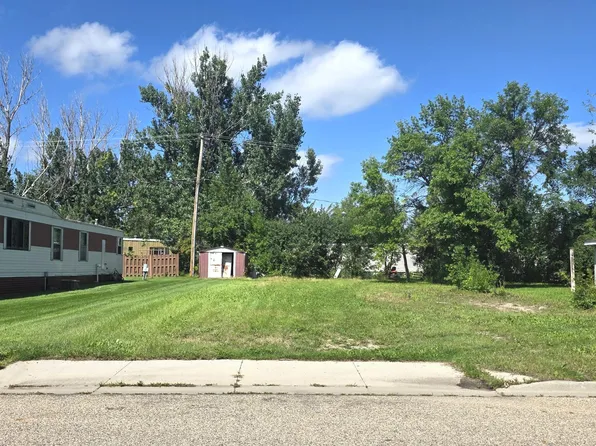 1318 9th St SW, Valley City, ND 58072