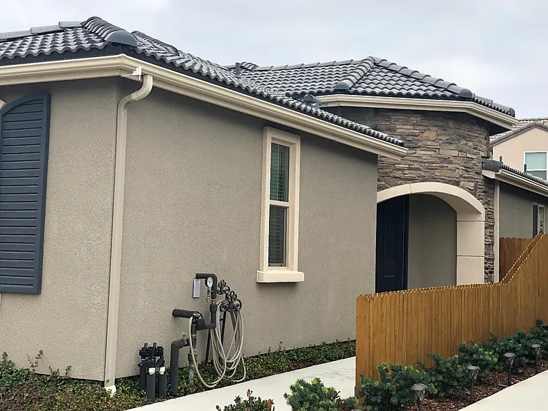 1413 Johnson Ln — Photo 2