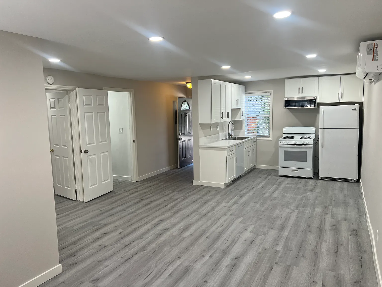 3652 Fredonia Dr — Photo 2
