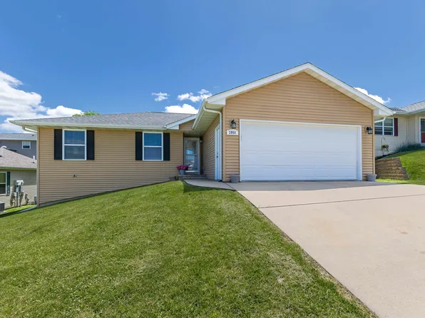 2066 Harpy Eagle Ct, Dubuque, IA 52001