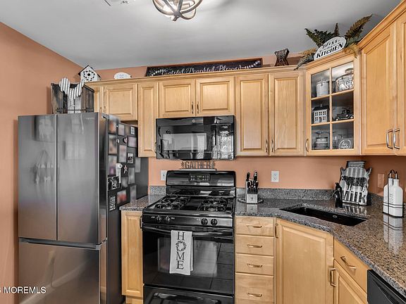 5th image of 402 Brookview Court