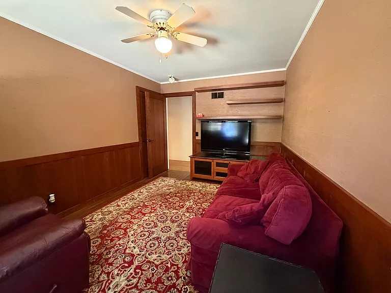 557 Emerald Ave — Photo 5