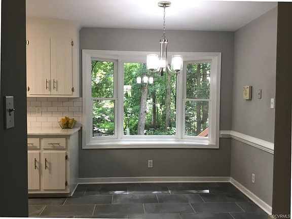 Kitchen nook with bay w