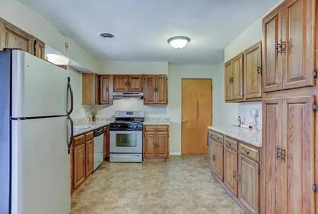 3 bed, 1080 sqft, $1,900 — Photo 3