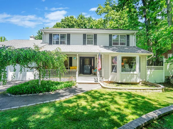 9 4th Avenue, Rocky Point, NY 11778