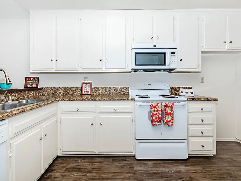 Riviera Vista Apartments — Photo 38