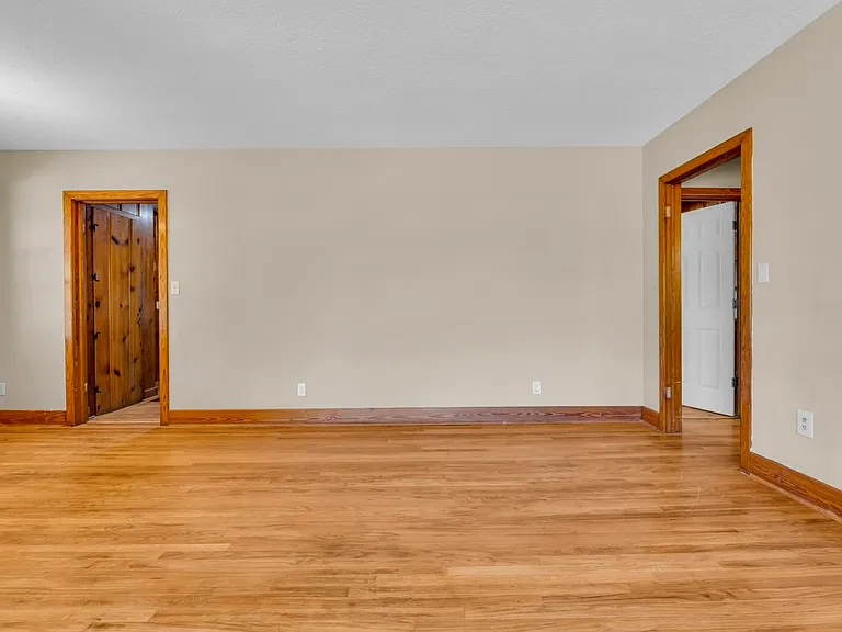 220 Rebecca Ln — Photo 4