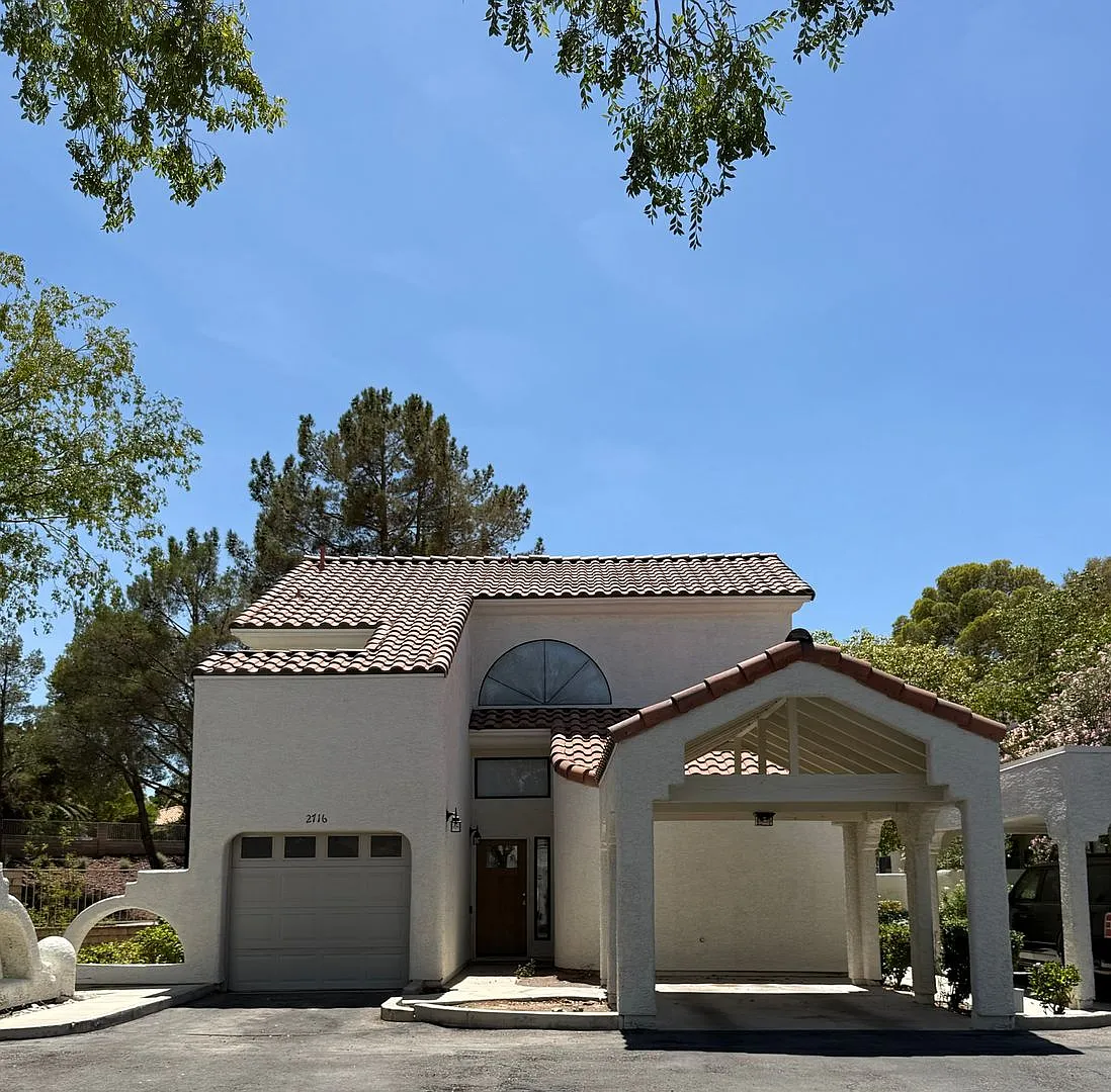 Two Bedroom Townhome In The Lakes With Garage And Attached Carport — Photo 1