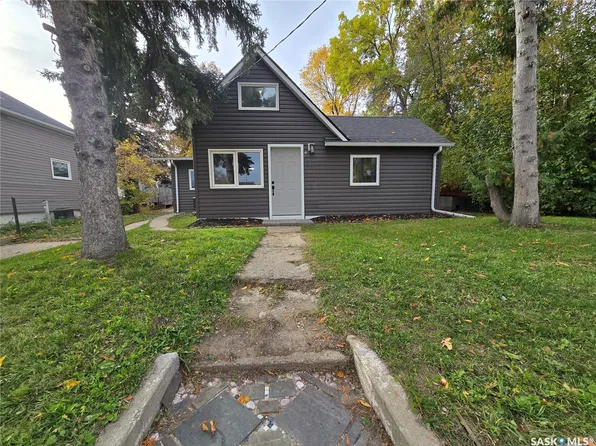 330 3RD Avenue SE, Weyburn, SK S4H 1X4