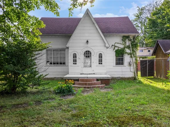 6880 Wellington Dr, Derby, NY 14047