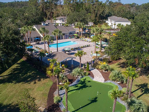 Lanier Landing features plenty of resort-style outdoor amenities for an immersive blend of community enjoyment.