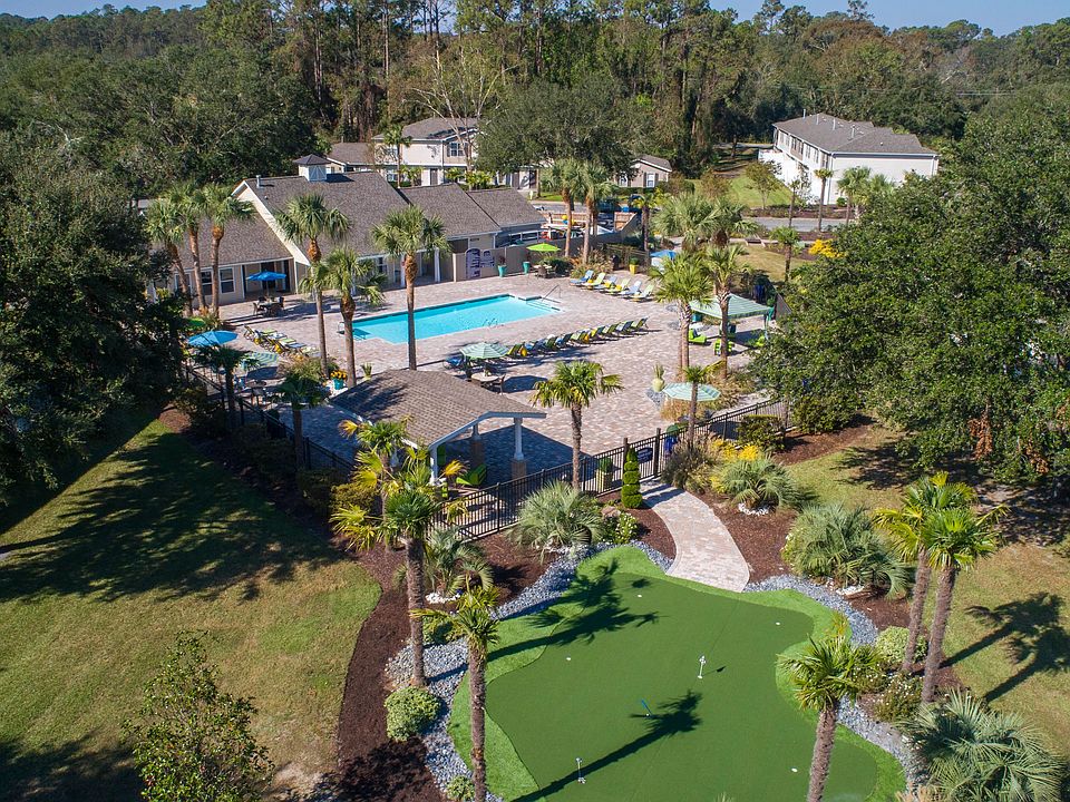 Lanier Landing features plenty of resort-style outdoor amenities for an immersive blend of community enjoyment.