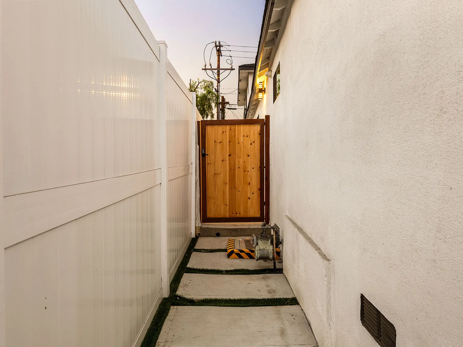 629 W Hillsdale St — Photo 4