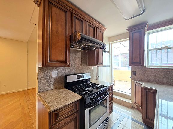 5th image of 2255 E 18th St Floor 2