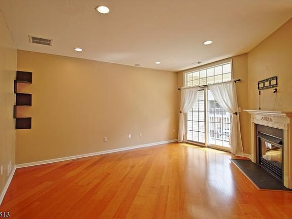 3rd image of 614 Kensington Ln
