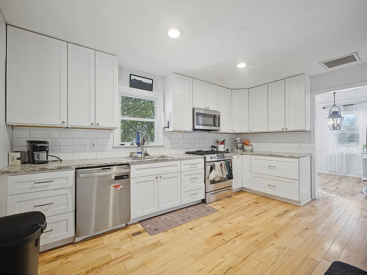 4 bed, 2078 sqft, $2,700 — Photo 3