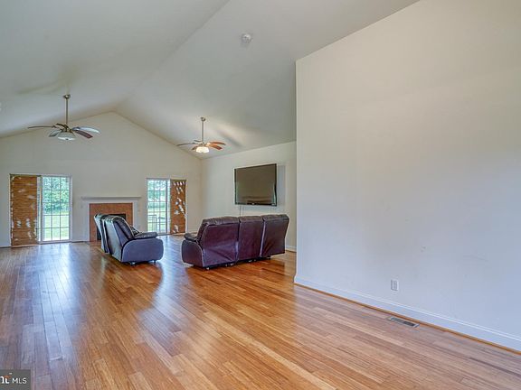 4th image of 104 Echo Ln