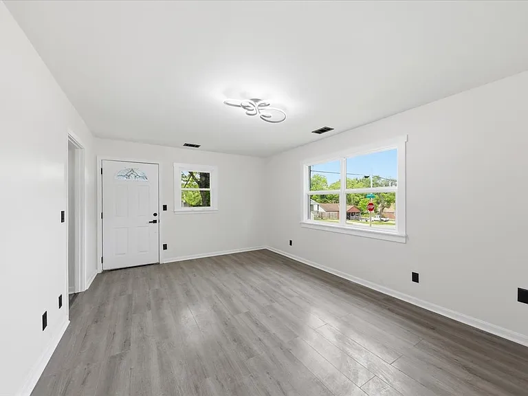 6128 Red Bank Rd — Photo 2