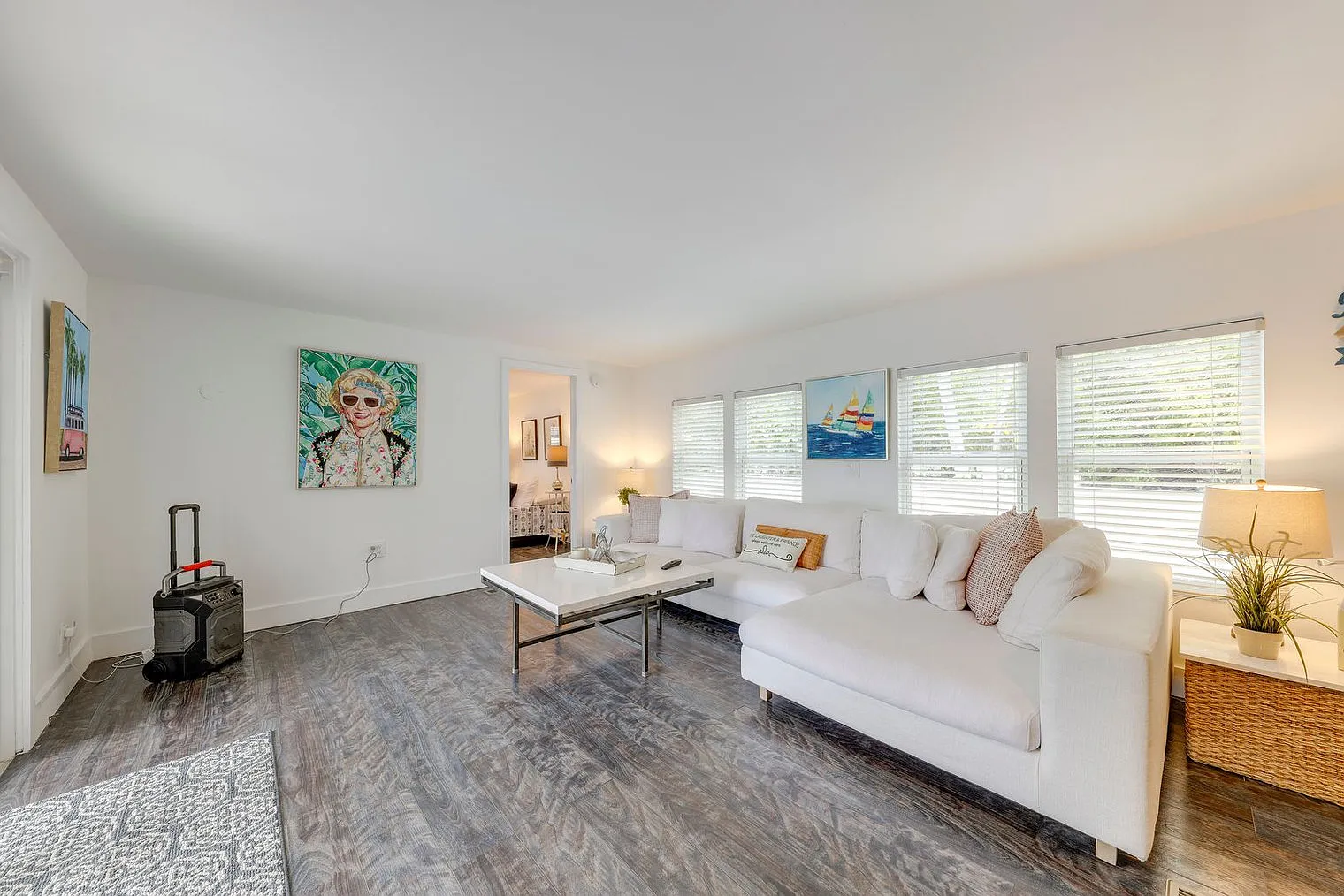 3 bed, 3.0 bath, 1054 sqft, $6,031 — Photo 2