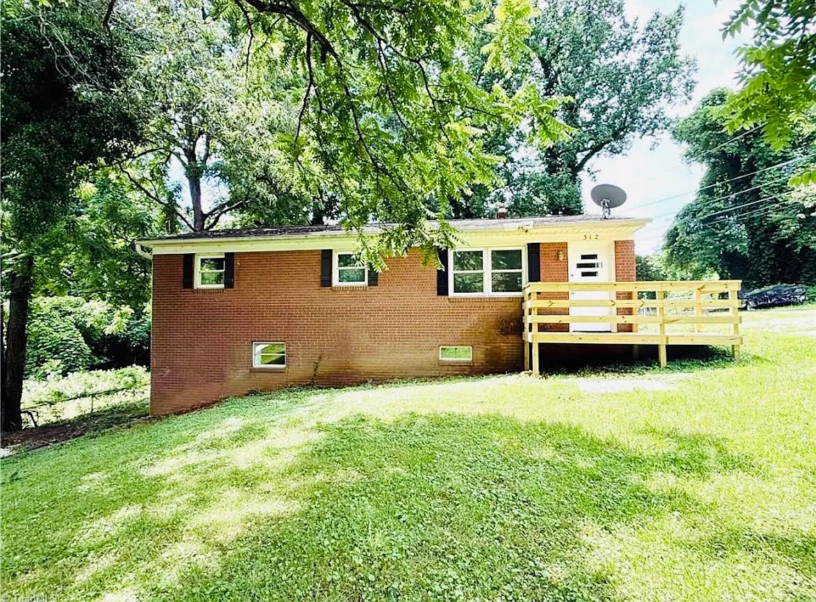 3 bed, 2.5 bath, 976 sqft, $1,699 — Photo 1