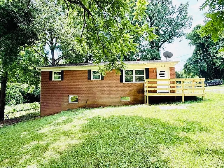 312 Hickory Ln — Photo 1