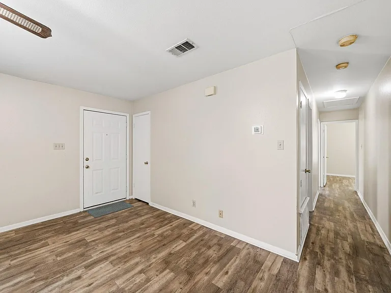 1017 Lions Park Dr — Photo 6