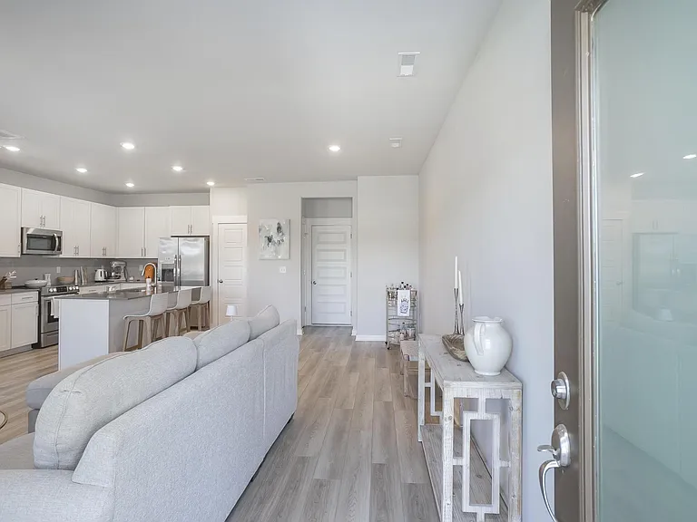 517 Swanholme Dr — Photo 5