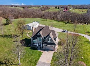 107 Raintree Ln, Smithville, MO 64089