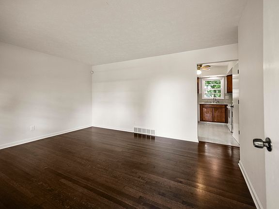 4th image of 3469 King Arthur Dr