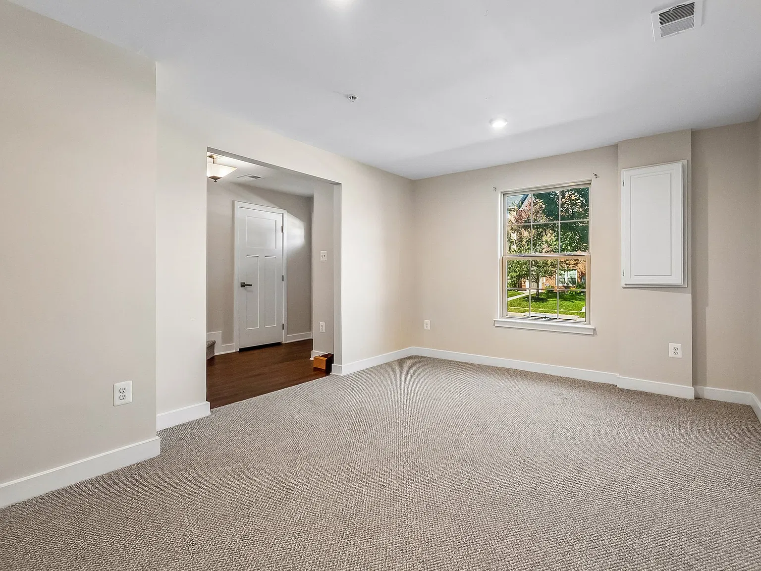 3 bed, 1864 sqft, $3,300 — Photo 2