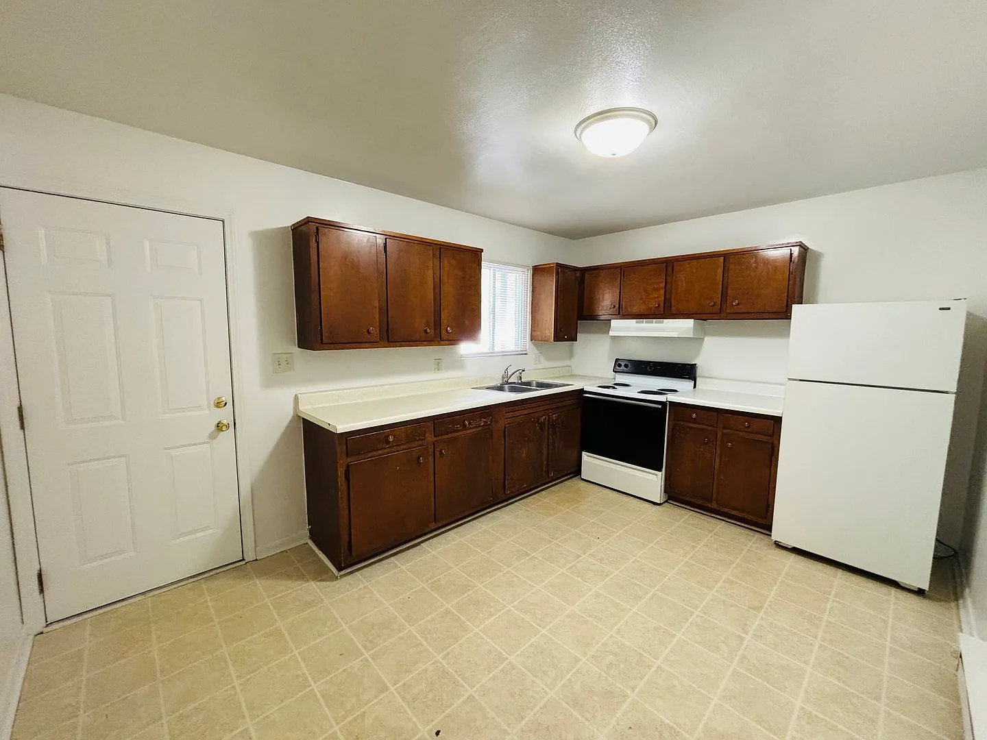 2 Bedroom, 1 Bath Apartment — Photo 4