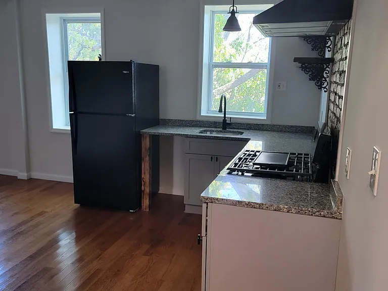 125 William St #3 — Photo 2