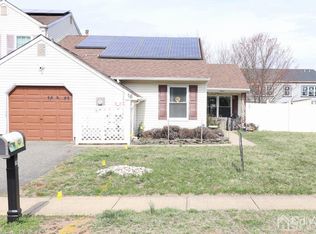 15 Sunshine Ln, Edison, NJ 08820