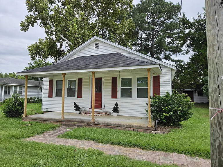 Nice front porch for sitting.