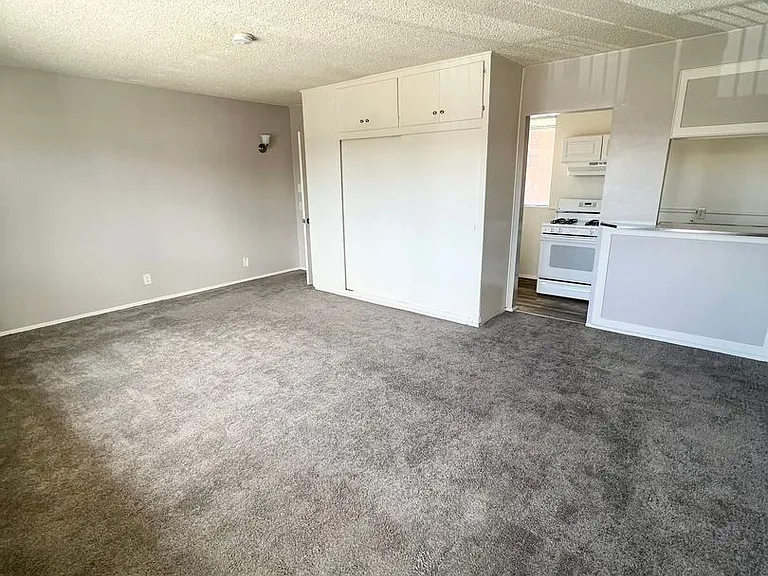 920 N Avalon Pl — Photo 2